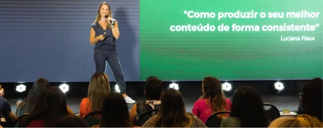 Luciana Fiaux apresentando: Como produzir o seu melhor conteúdo de forma consistente
